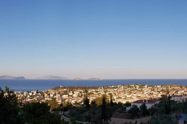 Οι Σπέτσες είναι το πιο μαγικό νησί της Ελλάδας, σύμφωνα με διάσημο συγγραφέα Οι Σπέτσες είναι το πιο μαγικό νησί της Ελλάδας, σύμφωνα με διάσημο συγγραφέα