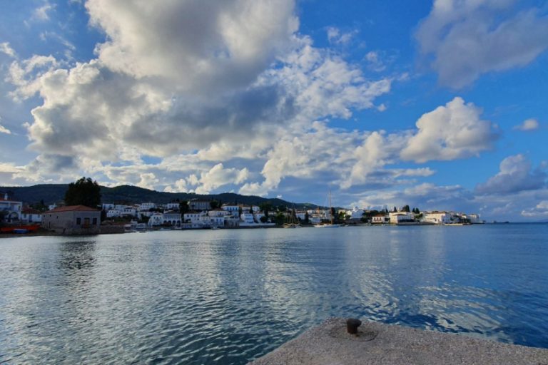 Ιούλιος στις Σπέτσες: Πώς να απολαύσεις το νησί όταν βρίσκονται όλοι εκεί
